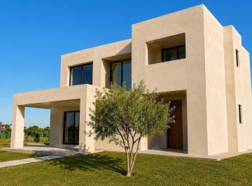 Casa · 218m² · 5 Ambientes · 4 Cocheras · Casa en Village Plaza
