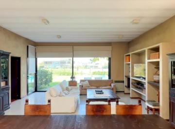 Casa · 360m² · 7 Ambientes · 1 Cochera · Venta Hermosa Casa con Fondo Libre Apta Credito en Campo Grande