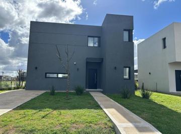 Casa · 130m² · 5 Ambientes · Casa en Alquiler en El Aljibe