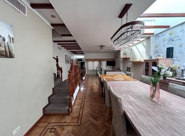 Casa · 328m² · 5 Ambientes · 2 Cocheras · Excelente Casa de 6 Ambientes con Pileta Climatizada y Quincho Equipado