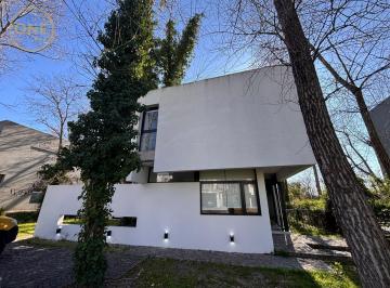 Casa · 275m² · 4 Ambientes · 3 Cocheras · Casa en Alquiler en La Reserva de Hudson