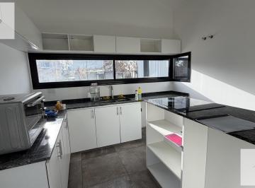 Casa · 110m² · 5 Ambientes · 4 Cocheras · Casa en Alquiler de 4 Ambientes en Santa Elena