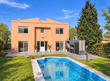 Casa · 197m² · 5 Ambientes · Casa 4 Habitaciones Jardin y Pileta en Alquiler Anual