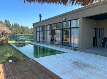 Casa · 260m² · 4 Ambientes · 2 Cocheras · Casa en Venta en Las Calandrias