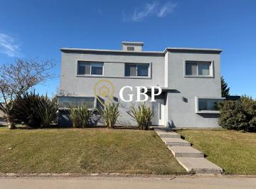 Casa · 176m² · 4 Ambientes · 4 Cocheras · Casa en Alquiler en Barrio Cruz del Sur