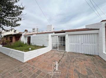Casa de 4 ambientes, Córdoba · Frente a La Plaza - Capri - 3 Dorm - Patio - Garaje - Amplia - Tranquilidad
