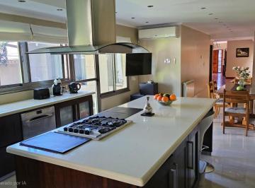 Casa · 300m² · 5 Dormitorios · 2 Cocheras · Casa - Martinez