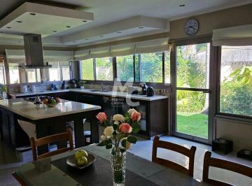 Casa · 300m² · 5 Dormitorios · 2 Cocheras · Casa - Martinez