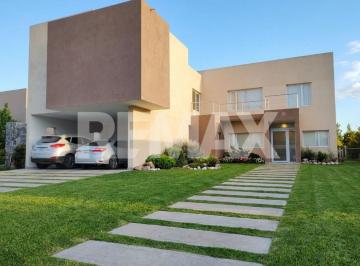 Casa · 380m² · 7 Ambientes · 4 Cocheras · Alquiler Casa Sauces del Limay Neuquen