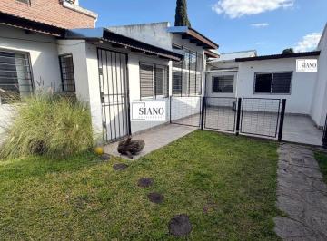 Casa de 4 ambientes, San Isidro · Casa con Gran Jardín Al Frente.
