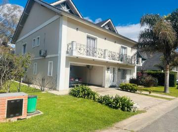 Casa · 400m² · 5 Ambientes · 4 Cocheras · Casa en Alquiler Barrio Astorga