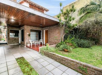 Casa · 244m² · 4 Ambientes · 2 Cocheras · Chalet Familiar Villa Adelina - 3 Dorm., Entrepiso de Gran Dimensión, Jardín y Taller - Venta