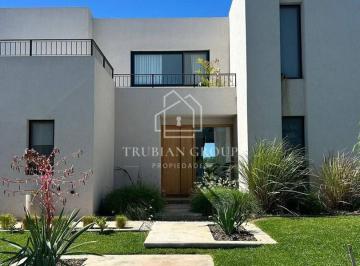 Casa · 260m² · 5 Ambientes · 1 Cochera · Casa en Alq. Temporario en Santa Ana II, Villanueva, Tigre