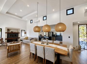Casa · 812m² · 4 Ambientes · 2 Cocheras · Casa en Venta a La Laguna en San Lucas