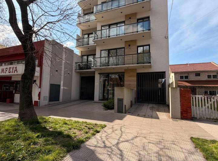 Alquiler 24 Meses, Departamento 2 Ambientes con Cochera.