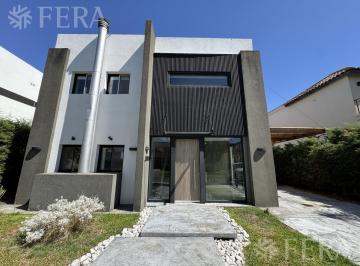 Casa · 330m² · 6 Ambientes · 1 Cochera · Venta Casa 6 Ambientes con Piscina Altos de Hudson II - Hudson