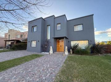 Casa de 5 ambientes, Escobar · B° El Canton Golf. Hermosa Casa en 2 Pltas. de 5amb. a La Laguna