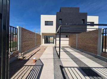 Casa · 95m² · 5 Ambientes · 1 Cochera · Resistencia Al 900