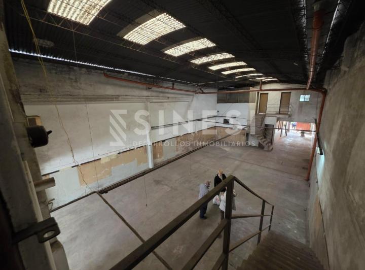 Bodega-Galpón · 300m² · 3 Ambientes