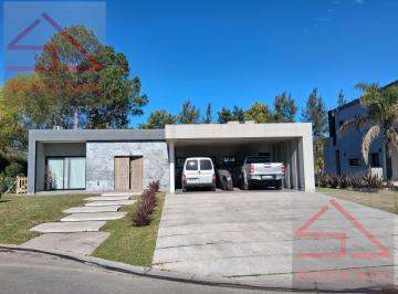 Casa · 190m² · 4 Ambientes · 6 Cocheras · Casa en Terralagos
