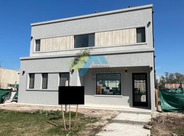 Casa · 134m² · 5 Ambientes · Casa en Venta en Santa Sofía, Pilar del Este, Pilar