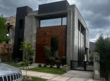 Casa · 240m² · 4 Ambientes · 1 Cochera · Casa en Barrio Dalvian
