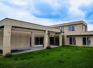 Casa · 315m² · 5 Ambientes · 2 Cocheras · Impecable Casa en Dalvian