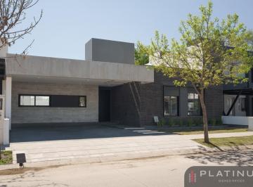 Casa · 230m² · 5 Ambientes · 2 Cocheras · Casa en Venta de 3 Dorm. - Greenville 2