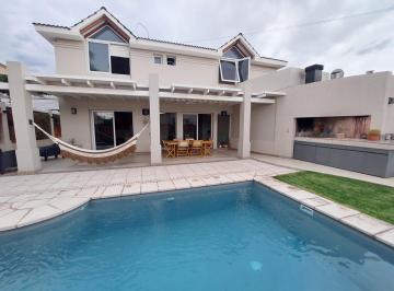 Casa · 300m² · 5 Ambientes · 1 Cochera · Casa en Venta Dalvian, 450 m²