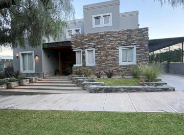 Casa · 255m² · 5 Ambientes · 2 Cocheras · Casa - Dalvian