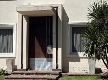 Casa · 250m² · 5 Ambientes · 2 Cocheras · Casa en Dalvian