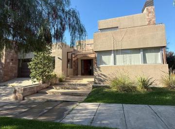 Casa · 322m² · 5 Ambientes · 2 Cocheras · Casa en Dalvian