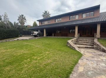 Casa · 1100m² · 6 Ambientes · 3 Cocheras · Casa en Barrio Dalvian