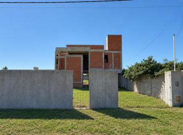 Casa · 176m² · 5 Ambientes · 1 Cochera · Venta/permuta - Casa de Tres Dorm. en Construcción en Barrio Lomas del Este, Cañada de Gómez.