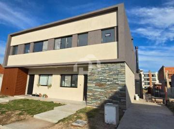 Casa · 120m² · 4 Ambientes · 2 Cocheras · Casa Dúplex en Venta en Spring Park, Pilar, G. B. a. Zona Norte