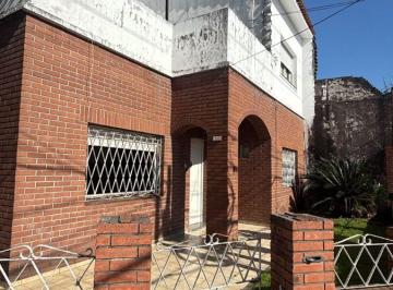 Casa de 6 ambientes, San Isidro · Chalet Desarrollado en Dos Plantas, Para Actualizar en Villa Adelina.