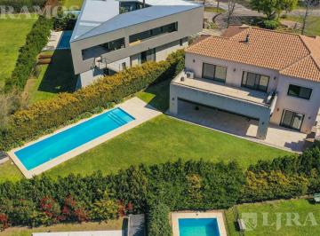 Casa · 296m² · 6 Ambientes · 4 Cocheras · Casa en Ayres Plaza