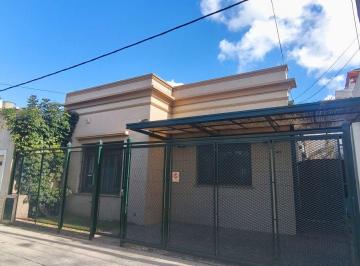 Casa de 4 ambientes, La Plata · Venta Casa 3 Dorm. Impecable Estado - 27 E/61 y 62 - La Plata
