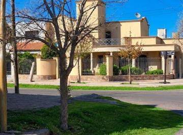 Casa · 180m² · 7 Ambientes · 1 Cochera · Casa Amoblada de Categoria, Bº Profesionales