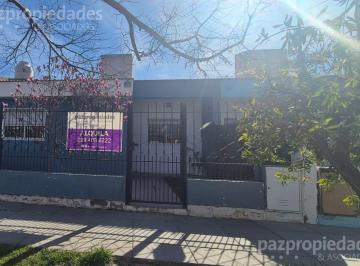 Casa · 80m² · 4 Ambientes · 1 Cochera · Alquiler Casa 2 Dor. C/cochera B 14 de Octubre