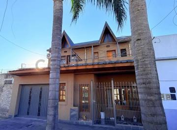 Casa · 240m² · 4 Ambientes · Venta Casa 4 Ambientes Lomas del Mirador Jardin Cochera