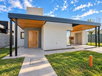 Casa · 142m² · 4 Ambientes · 2 Cocheras · Venta - Casa 3 Dorm. Roldan