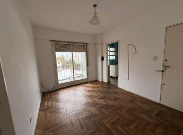 Departamento · 35m² · 2 Ambientes · Alquiler Depto 2 Ambientes con Balcón en Flores