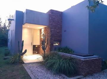 Casa · 234m² · 4 Ambientes · 2 Cocheras · Venta Casa Chalet Barrio Privado en Ibarlucea