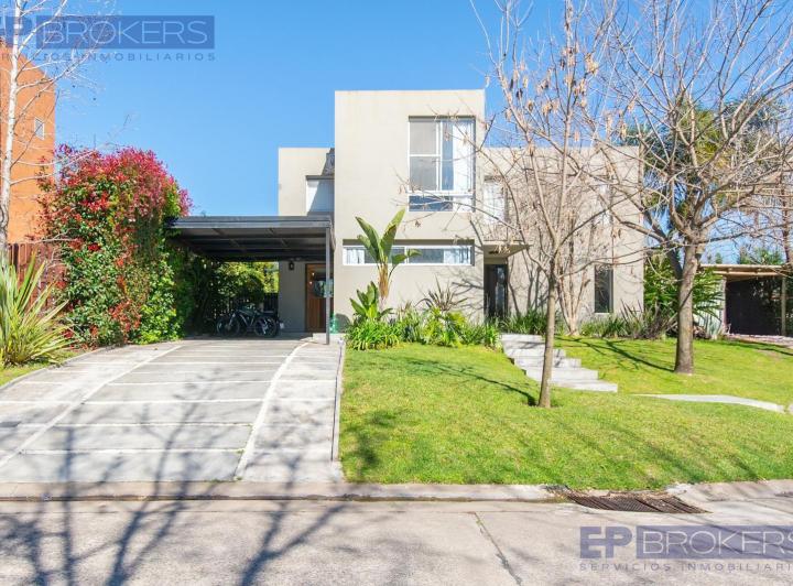 Casa · 200m² · 4 Ambientes · 2 Cocheras