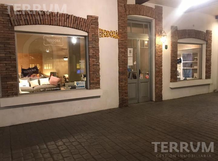 Local comercial · 83m²