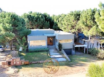 Casa · 250m² · 5 Ambientes · 1 Cochera · Alquiler Temporal Casa Costa Esmeralda 5 Ambientes con Piscina