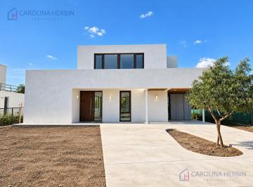 Casa · 181m² · 4 Ambientes · 5 Cocheras · Casa en Venta a Village Plaza.