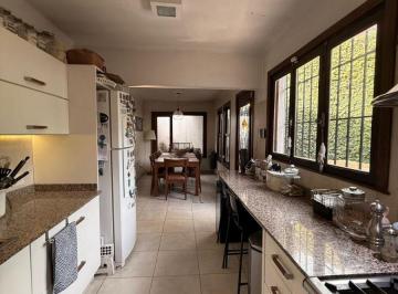 Casa de 5 ambientes, Hurlingham · Alquiler con Opcion a Compra - Centro de Hurlingham. 3 Habitaciones, Cochera, Parrilla. Sin Expensas