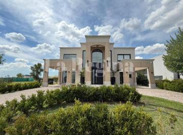 Casa · 230m² · 4 Ambientes · 4 Cocheras · Casa en Venta en Terralagos Canning, Calidad Premium Amoblada.